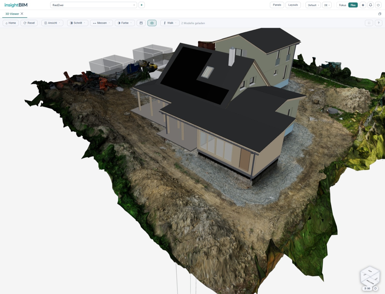 Punktwolken-Integration in insightBIM: vermessenes Gelände als texturiertes Scan-Mesh mit darin platziertem IFC-Gebäudemodell im 3D-Viewer